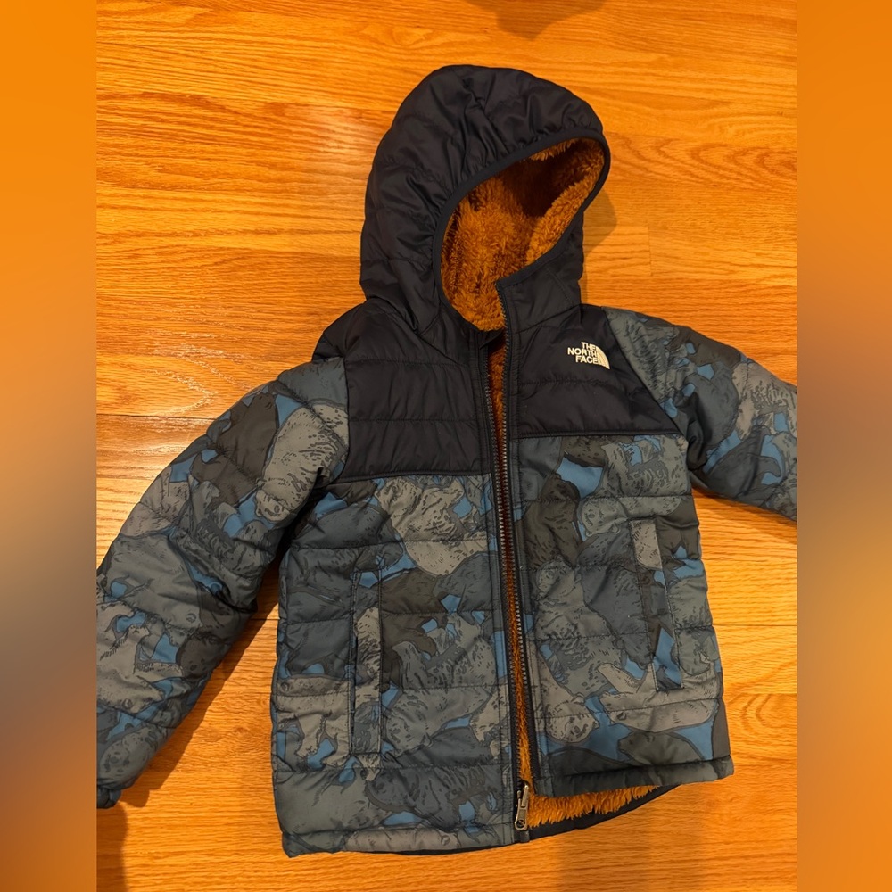 The North Face Kids Reversible Hooded Puffer Jacket in Navy